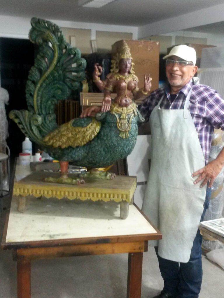 Fernando Blas com escultura restaurada